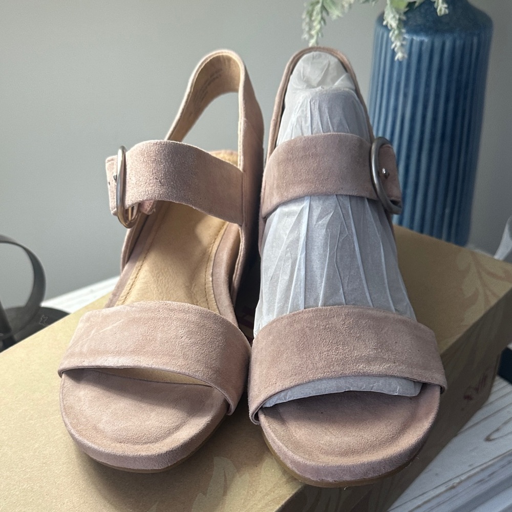 Sofft Women's Sandals in Blush Suede